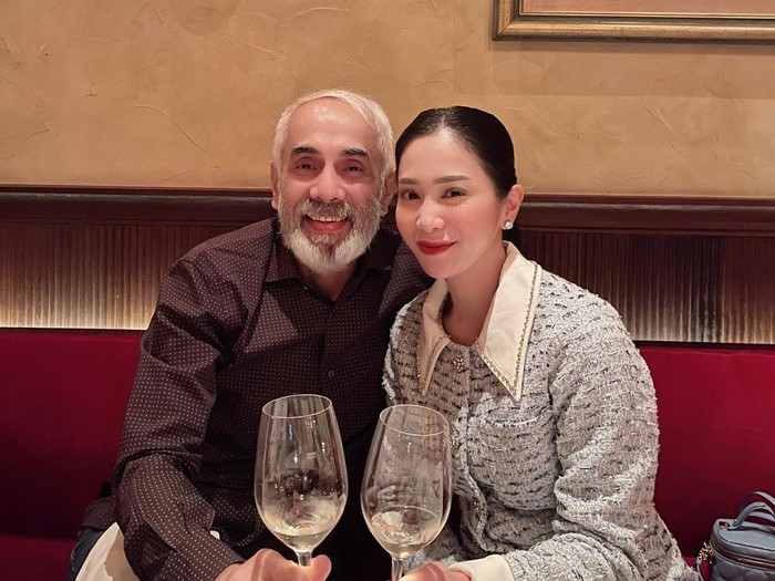 Bunga Zainal dan Suami