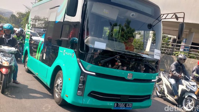 bus listrik mengaspal di jalanan surabaya