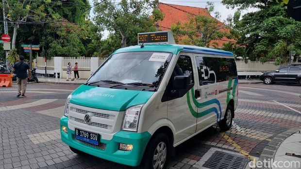 bus listrik mengaspal di jalanan surabaya