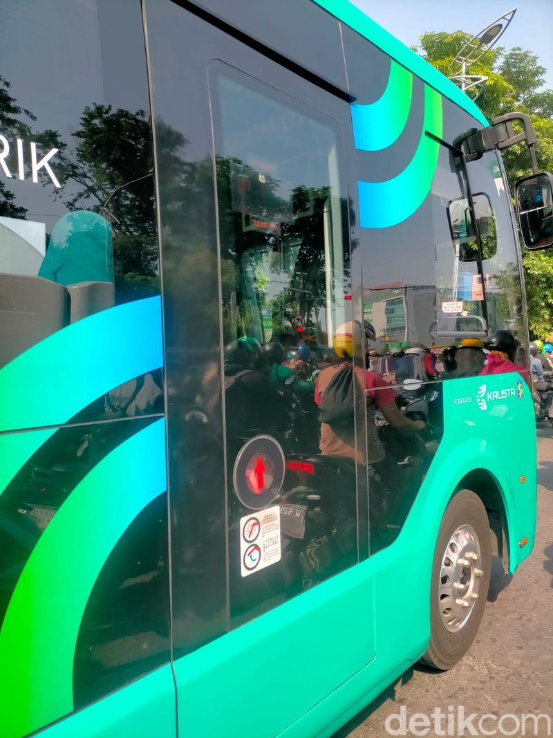 bus listrik mengaspal di jalanan surabaya
