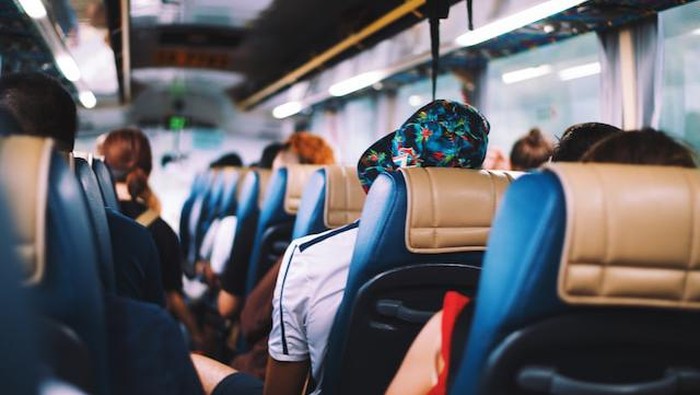 Perjalanan darat menggunakan bus.