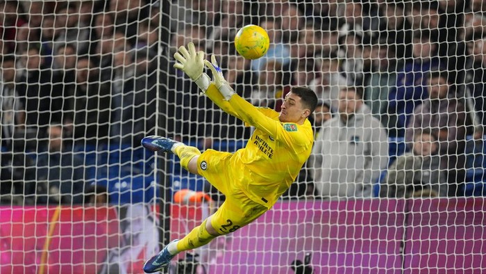 Chelseas goalkeeper Djordje Petrovic saves a shot from Newcastles Matt Ritchie during a penalty shoot out during the English League Cup quarterfinal soccer match between Chelsea and Newcastle United at Stamford Bridge in London, Tuesday, Dec. 19, 2023. Chelsea won the match 4-2 on a penalty shoot out after the match ended 1-1. (AP Photo/Kirsty Wigglesworth)