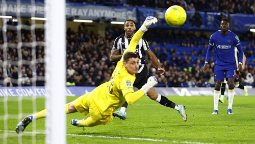 Soccer Football - Carabao Cup - Quarter Final - Chelsea v Newcastle United - Stamford Bridge, London, Britain - December 19, 2023 Newcastle Uniteds Callum Wilson scores their first goal Action Images via Reuters/Peter Cziborra NO USE WITH UNAUTHORIZED AUDIO, VIDEO, DATA, FIXTURE LISTS, CLUB/LEAGUE LOGOS OR LIVE SERVICES. ONLINE IN-MATCH USE LIMITED TO 45 IMAGES, NO VIDEO EMULATION. NO USE IN BETTING, GAMES OR SINGLE CLUB/LEAGUE/PLAYER PUBLICATIONS.