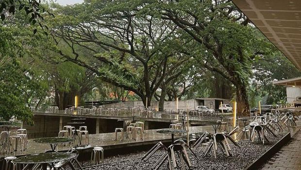Kafe Critasena adalah salah satu tempat di mana Anda dapat melihat pemandangan pepohonan hijau yang menyejukkan mata, sambil nongkrong. Kafe ini memiliki konsep semi-outdoor dan memiliki bangunan yang tidak difinishing sehingga terlihat menarik dan ruangnya cukup besar.