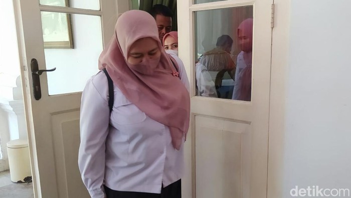 Delapan guru honorer mengadu ke Pj Bupati Bangkalan.