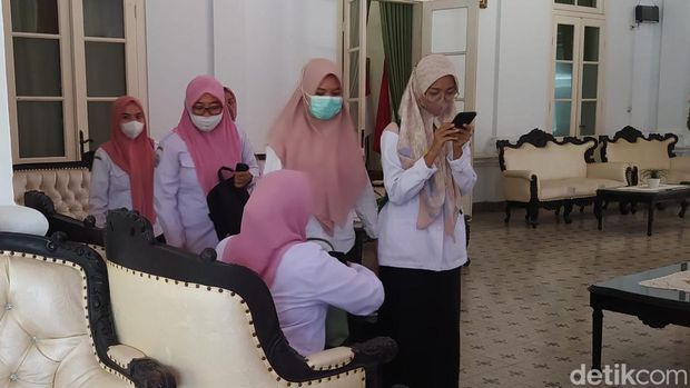 Delapan guru honorer mengadu ke Pj Bupati Bangkalan.