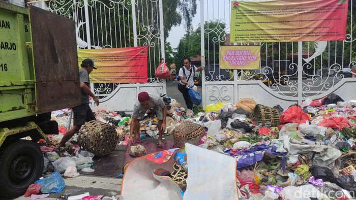 Demo petugas kebersihan Sidoarjo