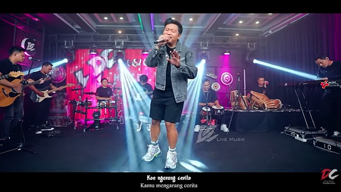 Denny Caknan menyanyikan lagu Pelanggaran.