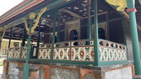 Unsur budaya China dapat traveler lihat dari sisi candi yang menggunakan Candi Gelung dan bagian ukiran pintu istana yang identik dengan bangunan China.