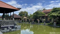 Puri Agung Karangasem terletak di Jalan Sultan Agung, Karangasem, Kecamatan Karangasem, Kabupaten Karangasem, Bali. Untuk sampai ke sini traveler harus menempuh perjalanan sekitar 2 jam dari Kota Denpasar. Destinasi bersejarah ini buka setiap hari mulai pukul 07.00 - 19.00 WITA. Bagi traveler yang berkunjung akan dikenakan biaya masuk sebesar Rp 30.000/orang.