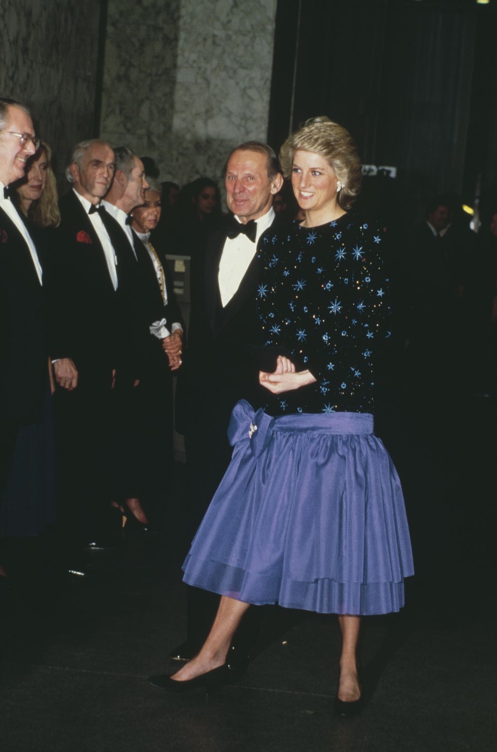 Diana, Putri Wales (1961 - 1997) mengenakan gaun karya Jacques Azagury saat menghadiri balet di Barbican Centre di London, Januari 1988. (Foto oleh Arsip Putri Diana/Getty Images)