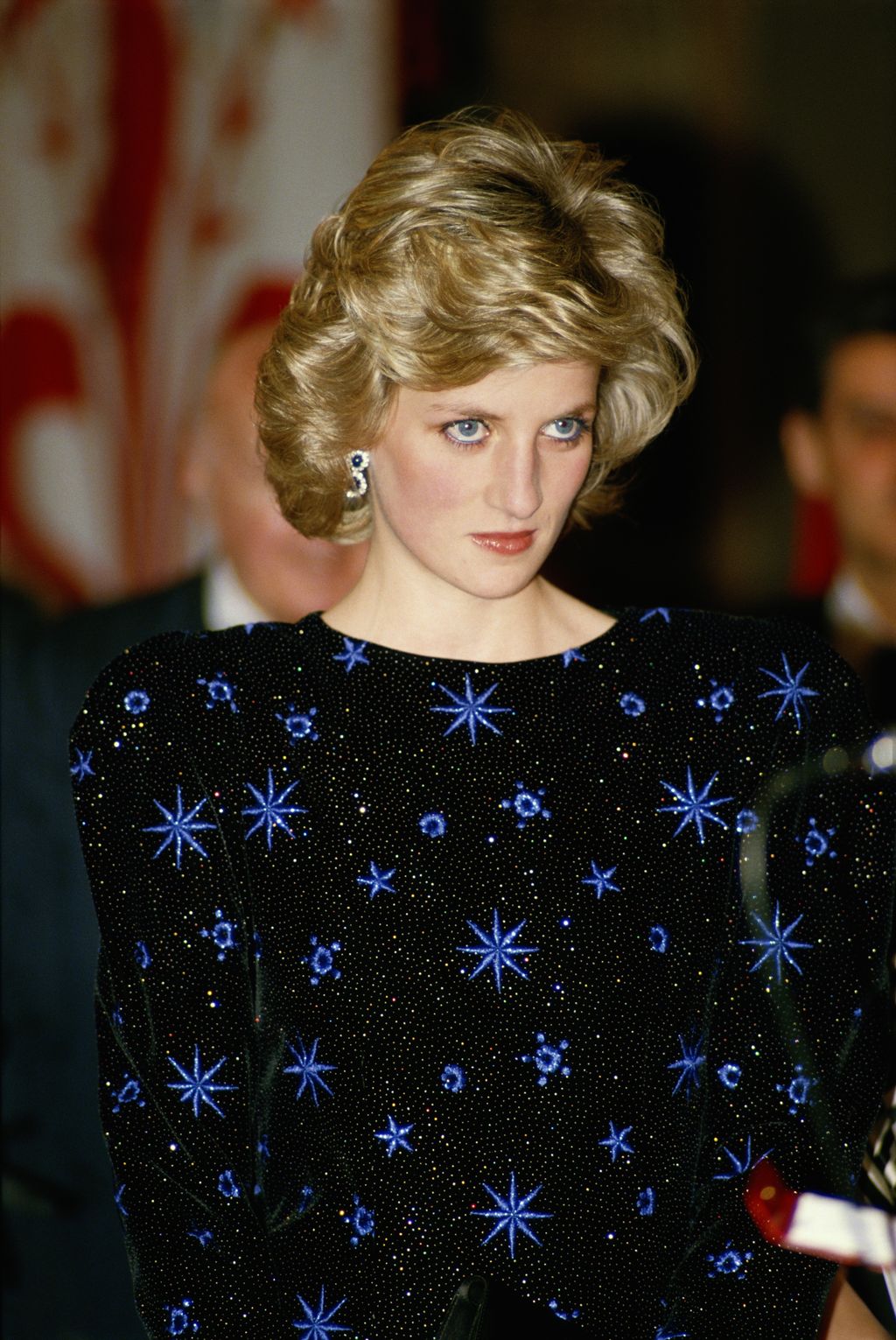 Diana, Putri Wales (1961 - 1997) mengenakan gaun karya Jacques Azagury saat menghadiri balet di Barbican Centre di London, Januari 1988. (Foto oleh Arsip Putri Diana/Getty Images)