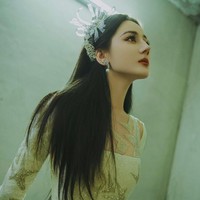 Ia mengenakan gaun haute couture berwarna putih keluaran Julien Fournié. Busana dengan detail kristal dan mutiara itu dipadukan dengan hiasan kepala yang membuat penampilannya bak peri. Foto: Dok. Weibo