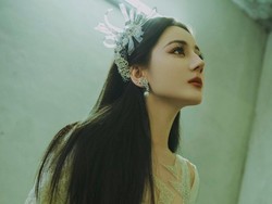 8 Gaya Terbaru Dilraba Dilmurat Menawan Pakai Gaun Putih, Disebut Bak Peri