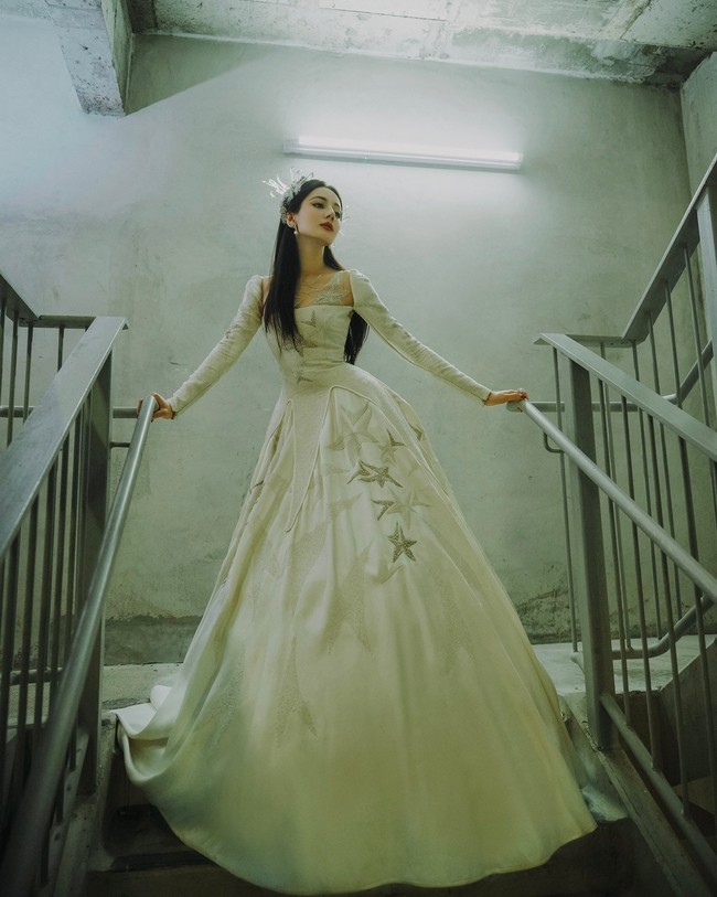 Sayangnya sebelum berpose di depan kamera, Dilraba tampak tersesat. Dalam video yang beredar, ia terlihat kebingungan mencari jalan keluar karena area yang luas. Wanita 31 tahun tersebut pun sempat berputar kembali ke belakang panggung karena kesulitan menemukan pembawa acara karpet merah. Raba menghilang. Putri yang sesungguhnya melarikan diri, kata pembawa acara sambil bercanda. Foto: Dok. Weibo