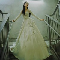 Sayangnya sebelum berpose di depan kamera, Dilraba tampak tersesat. Dalam video yang beredar, ia terlihat kebingungan mencari jalan keluar karena area yang luas. Wanita 31 tahun tersebut pun sempat berputar kembali ke belakang panggung karena kesulitan menemukan pembawa acara karpet merah. Raba menghilang. Putri yang sesungguhnya melarikan diri, kata pembawa acara sambil bercanda. Foto: Dok. Weibo