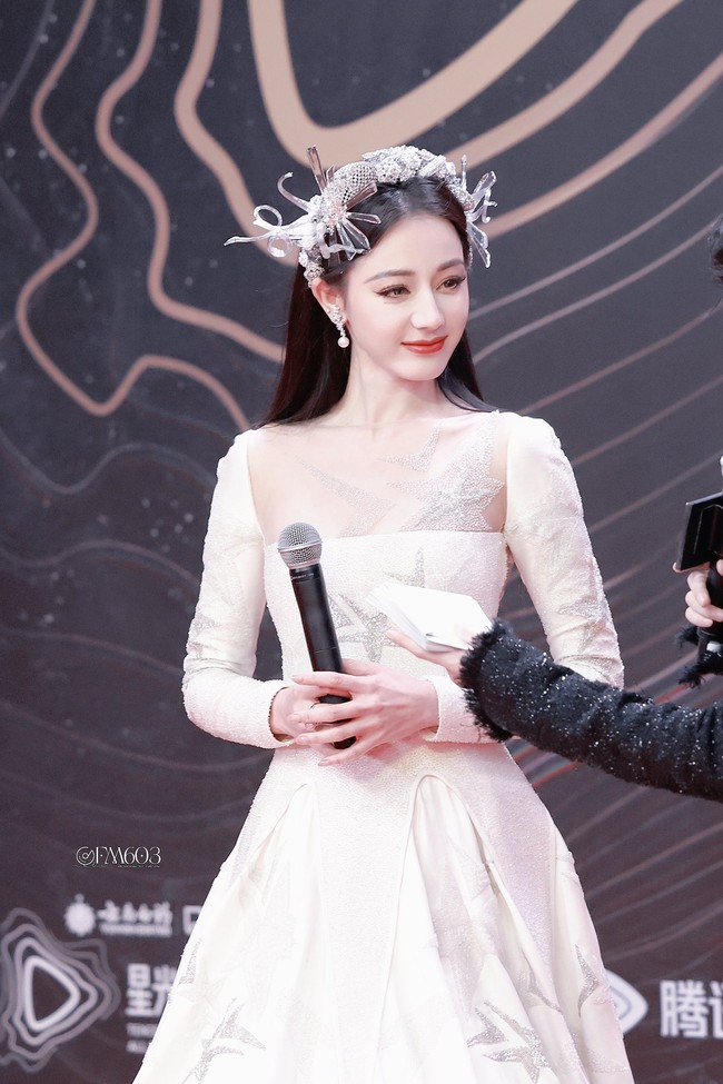 Kehadiran Dilraba Dilmurat selalu dinantikan. Aktris China keturunan Uyghur tersebut memang dikenal dengan visualnya yang menawan begitu juga pilihan busananya.  Foto: Dok. Weibo