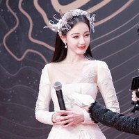 Kehadiran Dilraba Dilmurat selalu dinantikan. Aktris China keturunan Uyghur tersebut memang dikenal dengan visualnya yang menawan begitu juga pilihan busananya.  Foto: Dok. Weibo