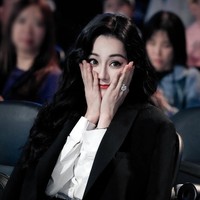 Untungnya, pemain You Are My Glory itu langsung menyadari kesalahannya dan berhasil menemukan pembawa acara. Di media sosial, momen itu pun jadi viral. Tak sedikit yang menganggap Dilraba menggemaskan tapi tak sedikit pula yang menuduh ia hanya cari perhatian untuk jadi bahan pemberitaan.Begini gaya keduanya dalam acara penghargaan itu. Foto: Dok. Weibo