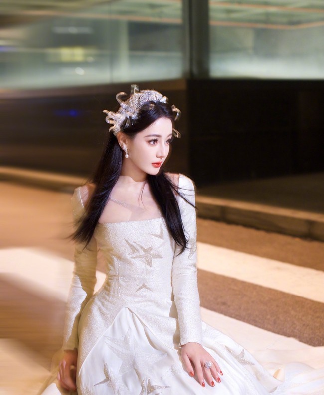 Dalam acara baru-baru ini, Dilraba pun kembali bikin terpukau saat memamerkan gayanya di karpet merah. Tapi selain karena penampilan, ia juga diperbincangkan karena disebut cari perhatian. Foto: Dok. Weibo