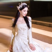 Dalam acara baru-baru ini, Dilraba pun kembali bikin terpukau saat memamerkan gayanya di karpet merah. Tapi selain karena penampilan, ia juga diperbincangkan karena disebut cari perhatian. Foto: Dok. Weibo