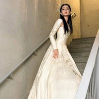 Begini gaya Dilraba Dilmurat yang memukau penonton ketika tampil di acara Tencent Video All Star Awards 2023. Foto: Dok. Weibo