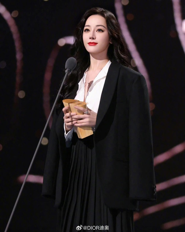 Seperti seorang dewi, Kecantikan tiga dimensi, Tapi wanita (presenter) itu sudah jelas ada di depannya untuk memandunya dan dia tidak melhat, ungkapnya. Foto: Dok. Weibo