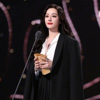 Seperti seorang dewi, Kecantikan tiga dimensi, Tapi wanita (presenter) itu sudah jelas ada di depannya untuk memandunya dan dia tidak melhat, ungkapnya. Foto: Dok. Weibo