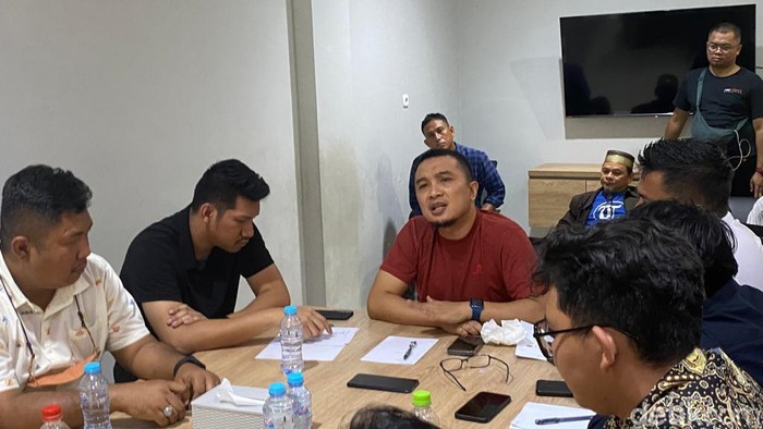 Direktur Utama PSM Makassar Sadikin Aksa bertemu dengan suporter di Mes PSM.