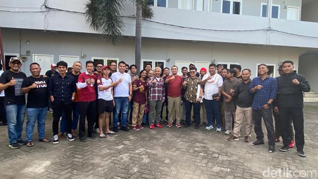 Direktur Utama PSM Makassar Sadikin Aksa bertemu dengan suporter di Mes PSM.