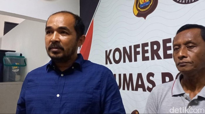 Dirintelkam Polda Jambi Kombes Ronalzie (kemeja biru)