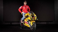 CEO Ducati Indonesia, Jimmy Budhijanto, mengungkapkan, kelima model Ducati Panigale edisi spesial juga akan diboyong ke market Indonesia tahun depan. Jadi Ducati enthusiast Tanah Air yang menginginkan motor Panigale dengan corak juara dunia balap motor milik Francesco Bagnaia, Alvaro Bautista, Nicolo Bulega, Jorge Martin, hingga Marco Bezzechi tetap berkesempatan memiliki model bersejarah Ducati. Foto: Dok. Ducati