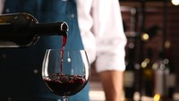 Chef Kenji juga mengungkap Kim Jong Un sebagai penggemar berat wine Bordeaux. Minuman itu selalu tersedia di Pyongyang. Bahkan Kim Jong Un dapat menghabiskan 10 botol Bordeaux dalam satu kesempatan. Foto: Getty Images/dikushin
