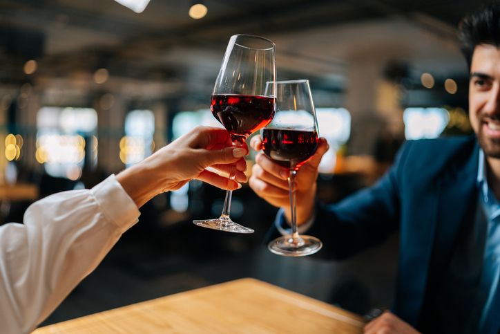 Minum Red Wine Disebut Picu Sakit Kepala, Peneliti Temukan Penyebabnya