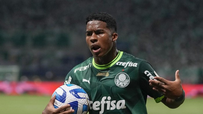 Endrick of Brazils Palmeiras holds the ball during a Copa Libertadores semifinal second leg soccer match against Argentinas Boca Juniors at Allianz Parque stadium in Sao Paulo, Brazil, Thursday, Oct. 5, 2023. (AP Photo/Andre Penner)