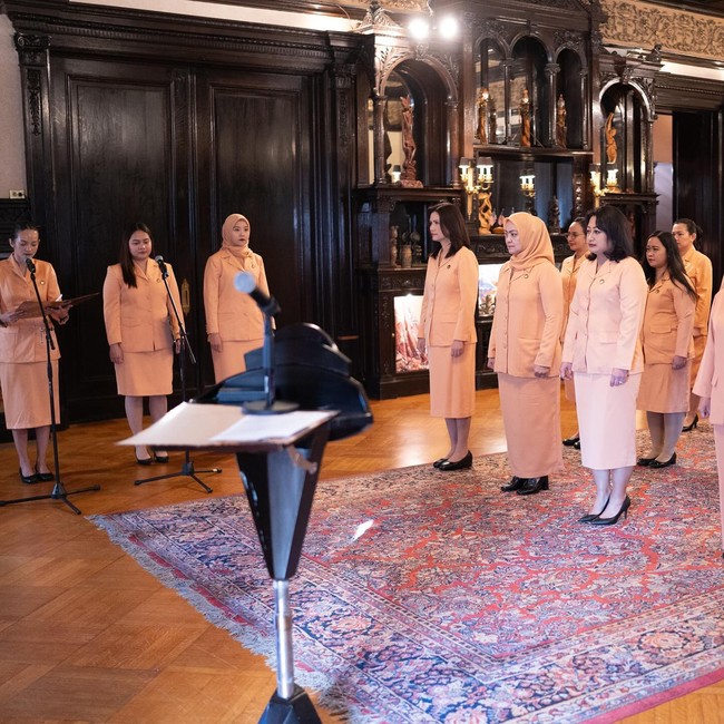 4. Enzy Storia juga ikut serta dalam upacara peringatan HUT Dharma Wanita Persatuan. Foto: Instagram @enzystoria