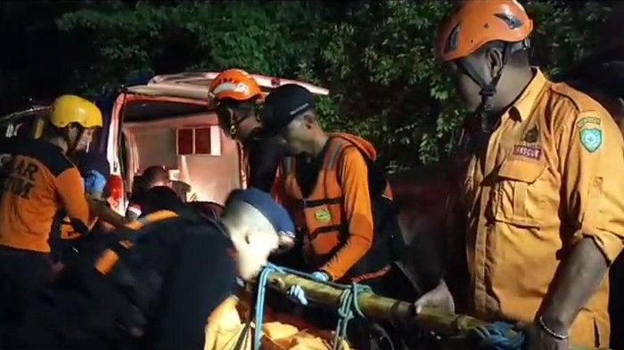 Evakuasi remaja tenggelam di Sungai Mangampa, Maros, Sulsel.