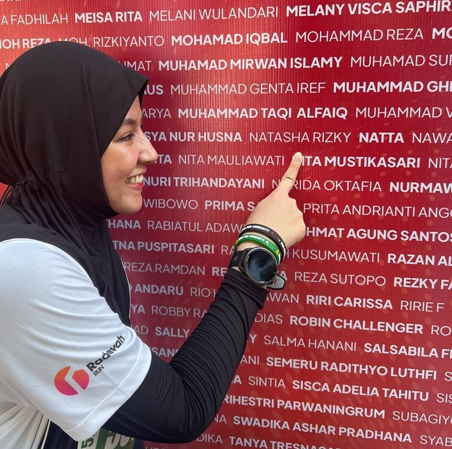 Ibu dari tiga orang anak ini sehari-hari berpenampilan syari yang simpel dan feminin. Ketika berolahraga, dia membuktikan bisa tetap syari dan tetap merasa nyaman.  Foto: Dok. Instagram @natasharizkynew.