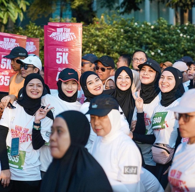 Wanita kelahiran 23 Desember 1993 ini mengikuti lari 5K yang diadakan oleh @runforhumanityofficial, bersama dengan rekan artis lainnya seperti Irish Bella, Dian Ayu Lestari, Tya Ariestya, Dhini Aminarti, dan masih banyak lagi. Foto: Dok. Instagram @natasharizkynew.