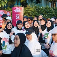 Wanita kelahiran 23 Desember 1993 ini mengikuti lari 5K yang diadakan oleh @runforhumanityofficial, bersama dengan rekan artis lainnya seperti Irish Bella, Dian Ayu Lestari, Tya Ariestya, Dhini Aminarti, dan masih banyak lagi. Foto: Dok. Instagram @natasharizkynew.