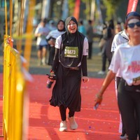 Dalam unggahannya di Instagram, wanita yang akrab disapa Aca ini mengenakan khimar untuk olahraga dari brand miliknya sendiri @alurcerita. Khimar non pad tersebut menutupi bagian depan dan belakang. Foto: Dok. Instagram @natasharizkynew.