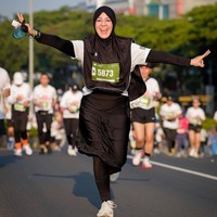 Melalui akun Instagram pribadinya @natasharizkynew, mantan istri Desta ini mengunggah momen seru saat lari 5K. Natasha Rizky membuktikan bahwa ketika berolahraga bisa tampil syari, santun dan tertutup. Foto: Dok. Instagram @natasharizkynew.