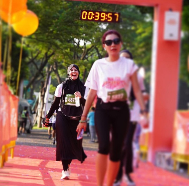 Natasha Rizky menyelesaikan lari 5K dengan waktu tempuh 39:57 menit. Dia pun terlihat tertawa lepas usai mengikuti lari marathon.  Foto: Dok. Instagram @natasharizkynew.