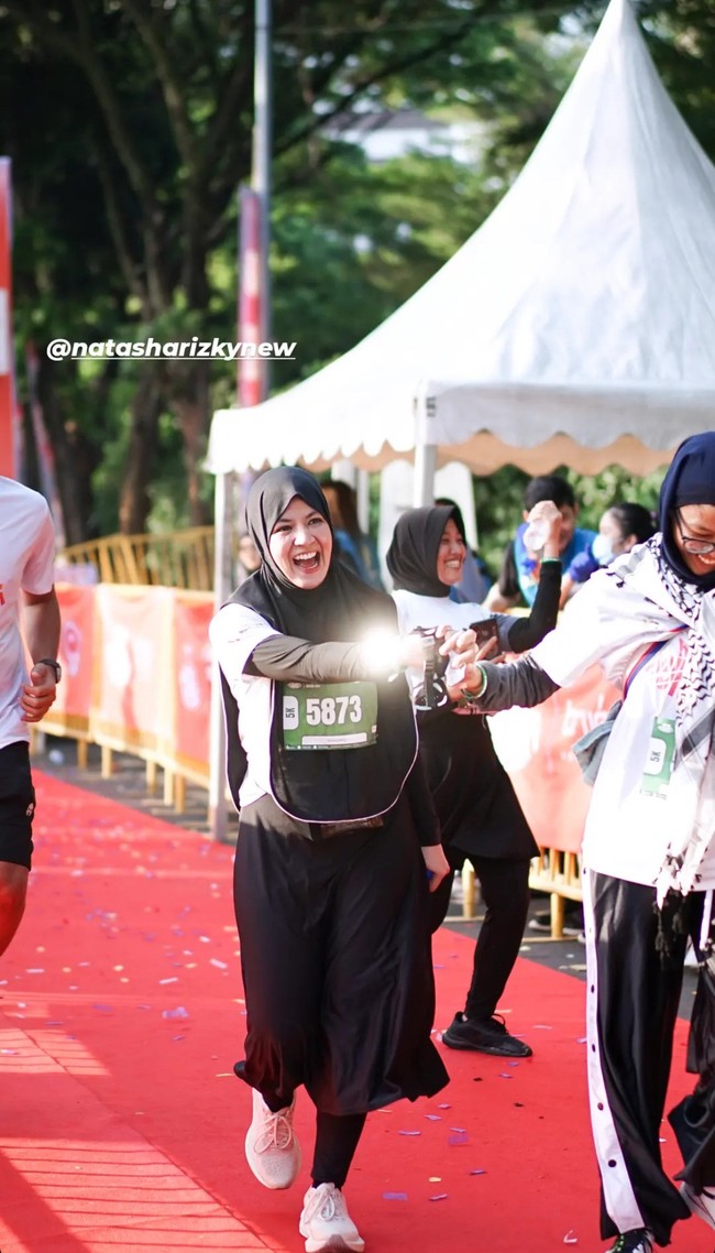 Pemain film Get M4rried ini mengaku senang mengikuti olahraga tersebut. Menyenangkan sekali Masya Allah! 5k ketiga saya dan yang pertama sejak saya melahirkan 3 anak saya!! Awal yang baru bagi saya dan saya sangat senang dengan kecepatan saya! Perjalanan masih panjang untuk finis kuat di marathon mendatang di bulan September!! Doakan aku dan doakan aku beruntung kawan 😍😍😍 #runforhumanity @runforhumanityofficial, tulisnya. Foto: Dok. Instagram @samann.e.