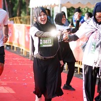 Pemain film Get M4rried ini mengaku senang mengikuti olahraga tersebut. Menyenangkan sekali Masya Allah! 5k ketiga saya dan yang pertama sejak saya melahirkan 3 anak saya!! Awal yang baru bagi saya dan saya sangat senang dengan kecepatan saya! Perjalanan masih panjang untuk finis kuat di marathon mendatang di bulan September!! Doakan aku dan doakan aku beruntung kawan 😍😍😍 #runforhumanity @runforhumanityofficial, tulisnya. Foto: Dok. Instagram @samann.e.