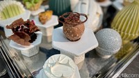 Goolali Gelato Bar & Patisserie menawarkan paket afternoon tea. Kamu bisa menikmati aneka kue manis dan gurih, yang dipadukan dengan pilihan teh dan kopi hangat. Foto: detikcom