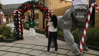 Di sini, pengunjung dapat berswafoto dengan ornamen-ornamen natal.  