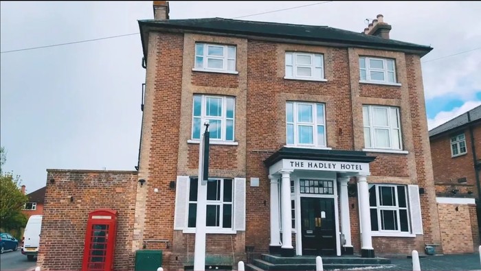 Hotel Karens Diner di London berdiri di The Hadley Hotel.