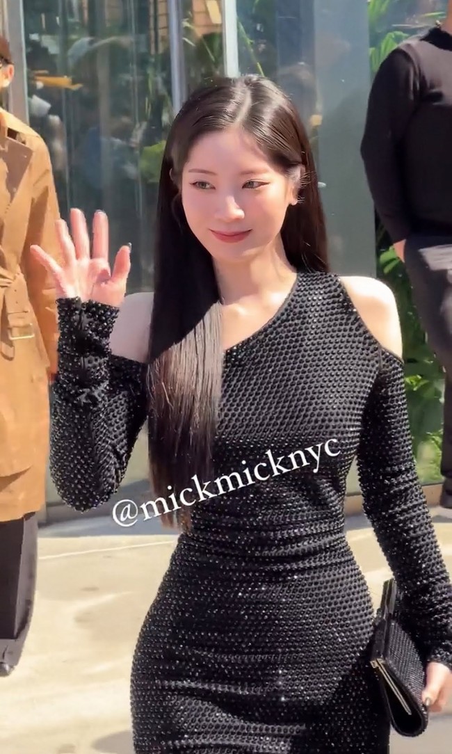 Di balik wajah imutnya, Dahyun TWICE juga memiliki bentuk tubuh hourglass yang bikin penggemar terpana. Penampilannya saat menghadiri New York Fashion Week 2022 pun viral di forum komunitas Korea. Foto: dok. Twitter @mickmicknyc