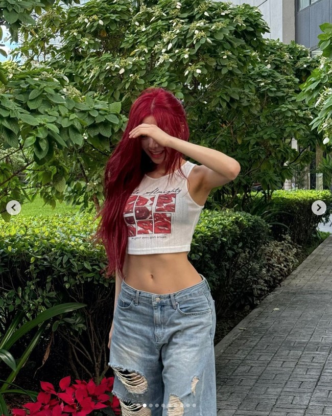 Sebelum Hanni NewJeans, ada Yuna ITZY  yang membuat netizen Korea iri karena memiliki bentuk tubuh hourglass. Tak mengherankan jika stylist ITZY sering memadukan crop top dan low rise jeans untuk Yuna. Dalam wawancaranya dengan Cosmopolitan, Yuna mengaku tak melakukan diet ketat atau olahraga khusus. Dia hanya makan setengah dari porsi makanannya. Foto: dok. Instagram @itzy.all.in.us